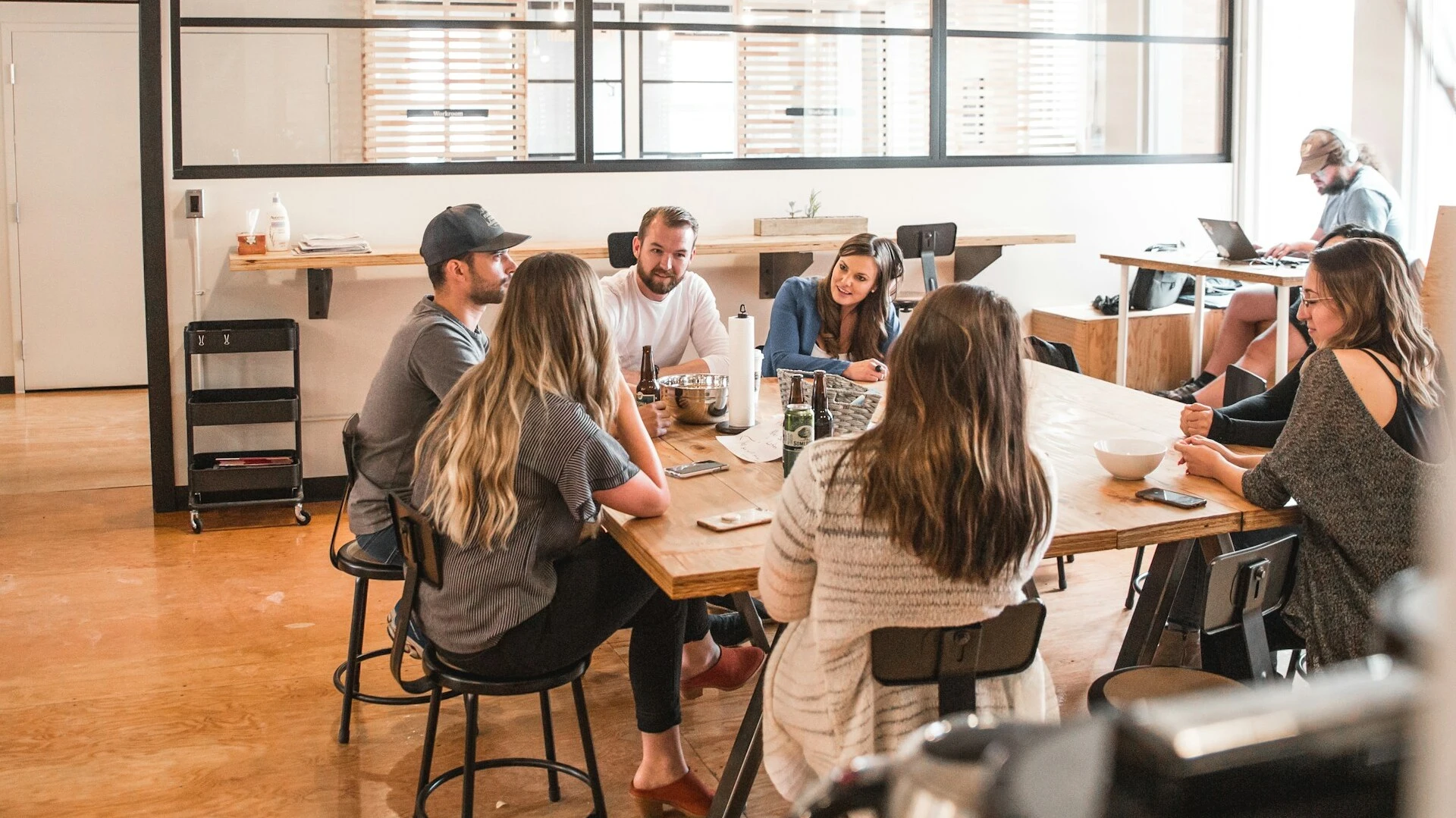 Un equipo reunido alrededor de una mesa para coordinar su trabajo